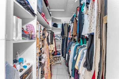 Villa ou maison à vendre à Miami, Floride: 4 chambres, 157.19 m2 № 1921142 - photo 17