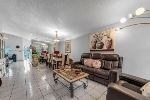 Villa ou maison à vendre à Miami, Floride: 4 chambres, 157.19 m2 № 1921142 - photo 4