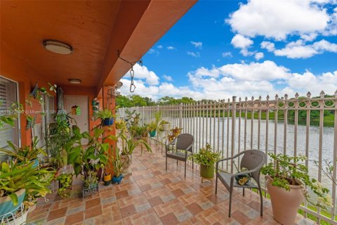 Villa ou maison à vendre à Miami, Floride: 4 chambres, 157.19 m2 № 1921142 - photo 25