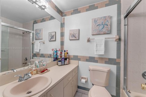 Villa ou maison à vendre à Miami, Floride: 4 chambres, 157.19 m2 № 1921142 - photo 18