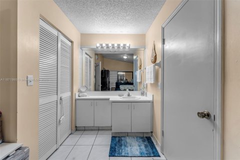 Villa ou maison à vendre à Miami, Floride: 4 chambres, 157.19 m2 № 1921142 - photo 15