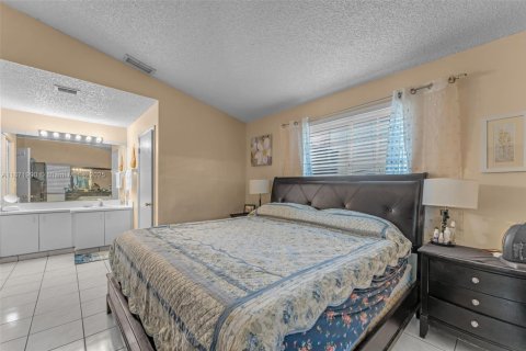 Villa ou maison à vendre à Miami, Floride: 4 chambres, 157.19 m2 № 1921142 - photo 13