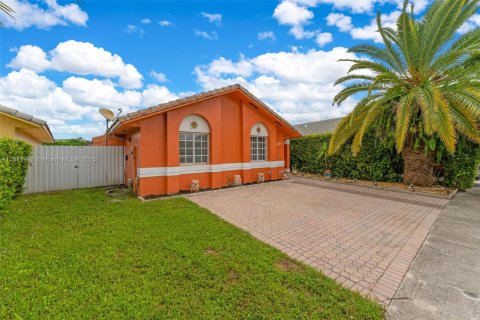 Villa ou maison à vendre à Miami, Floride: 4 chambres, 157.19 m2 № 1921142 - photo 3