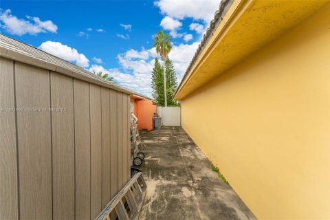 Villa ou maison à vendre à Miami, Floride: 4 chambres, 157.19 m2 № 1921142 - photo 29