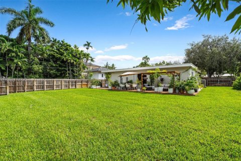 Casa en alquiler en Miami Springs, Florida, 4 dormitorios, 240.8 m2 № 1942252 - foto 13