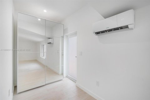 House in Miami Springs, Florida 4 bedrooms, 240.8 sq.m. № 1942252 - photo 26
