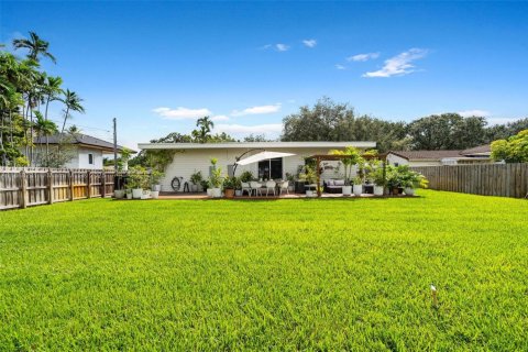 House in Miami Springs, Florida 4 bedrooms, 240.8 sq.m. № 1942252 - photo 12