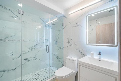 House in Miami Springs, Florida 4 bedrooms, 240.8 sq.m. № 1942252 - photo 22