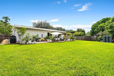 House in Miami Springs, Florida 4 bedrooms, 240.8 sq.m. № 1942252 - photo 11