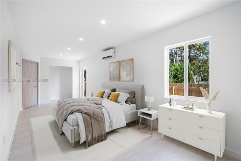 House in Miami Springs, Florida 4 bedrooms, 240.8 sq.m. № 1942252 - photo 9