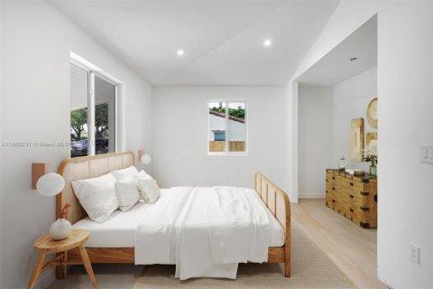 House in Miami Springs, Florida 4 bedrooms, 240.8 sq.m. № 1942252 - photo 8