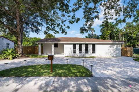 House in Miami Springs, Florida 4 bedrooms, 240.8 sq.m. № 1942252 - photo 1