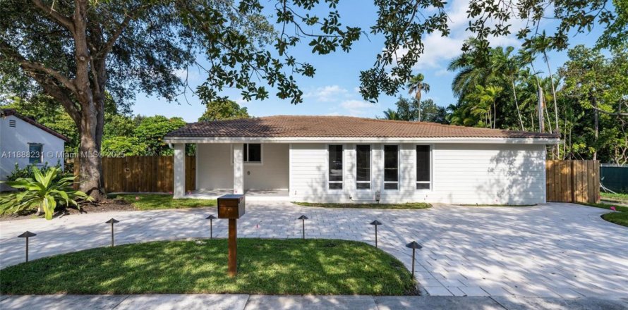 House in Miami Springs, Florida 4 bedrooms, 240.8 sq.m. № 1942252