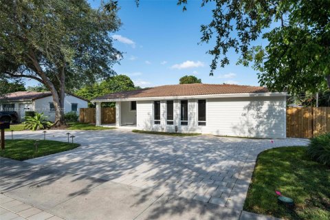 House in Miami Springs, Florida 4 bedrooms, 240.8 sq.m. № 1942252 - photo 19