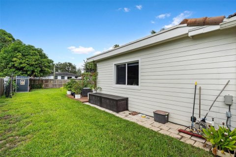 House in Miami Springs, Florida 4 bedrooms, 240.8 sq.m. № 1942252 - photo 10