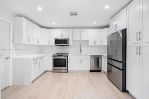 House in Miami Springs, Florida 4 bedrooms, 240.8 sq.m. № 1942252 - photo 3