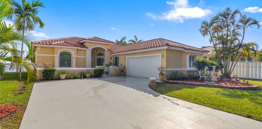 Дом в Пемброк-Пайнс, Флорида 3 спальни, 164.25м2 № 1940912