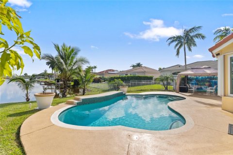 Снять в аренду виллу или дом в Пемброк-Пайнс, Флорида 3 спальни, 164.25м2, № 1940912 - фото 4