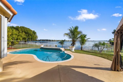 Снять в аренду виллу или дом в Пемброк-Пайнс, Флорида 3 спальни, 164.25м2, № 1940912 - фото 5