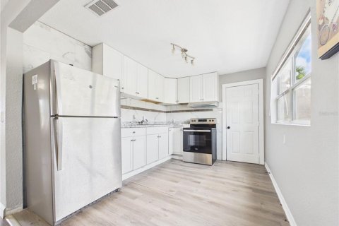 Apartment in Tarpon Springs, Florida 3 bedrooms, 119.84 sq.m. № 2215717 - photo 12
