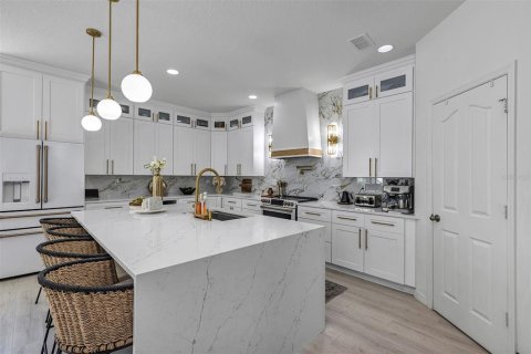 House in Kissimmee, Florida 6 bedrooms, 348.48 sq.m. № 2394220 - photo 9