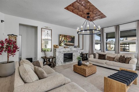 House in Kissimmee, Florida 6 bedrooms, 348.48 sq.m. № 2394220 - photo 15