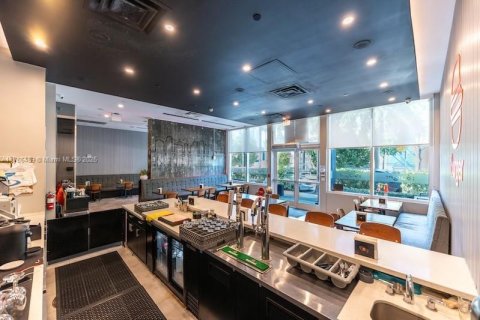 Commercial property in Miami, Florida № 1635615 - photo 4