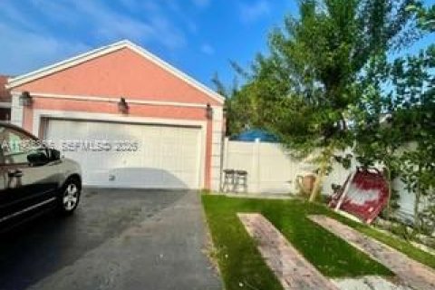 Коммерческая недвижимость в Мирамар, Флорида 4 спальни, 176.79м2 № 2027447