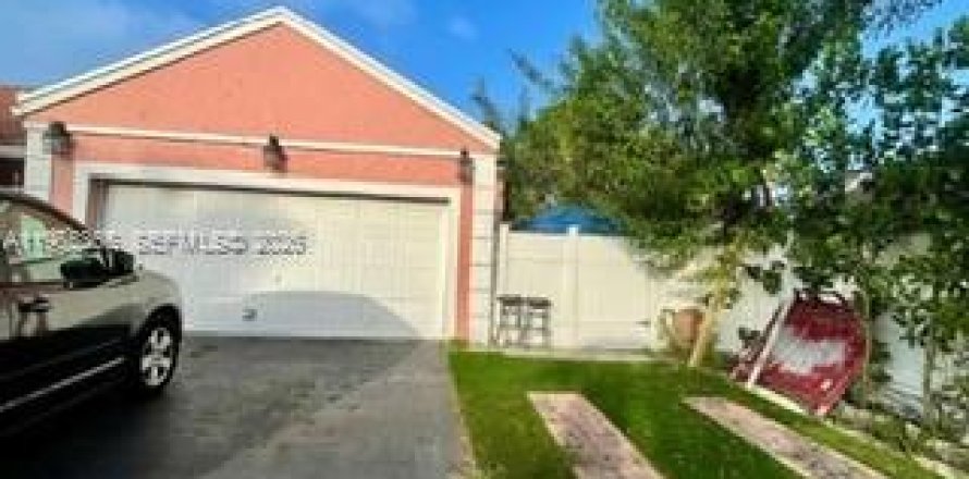 Коммерческая недвижимость в Мирамар, Флорида 4 спальни, 176.79м2 № 2027447