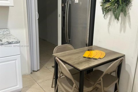 Снять в аренду коммерческую недвижимость в Мирамар, Флорида 4 спальни, 176.79м2, № 2027447 - фото 2