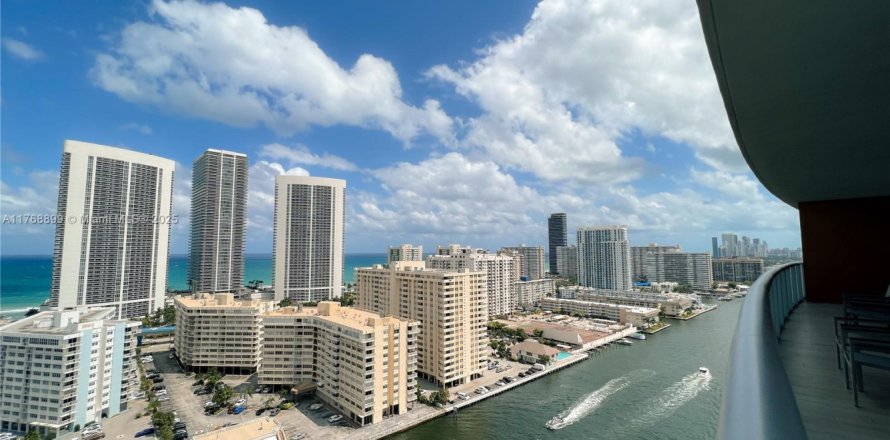 Condominio en Hallandale Beach, Florida, 3 dormitorios  № 1860889