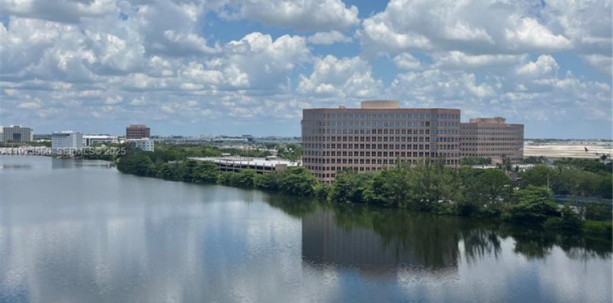 Condo in Miami, Florida, 2 bedrooms № 1983594