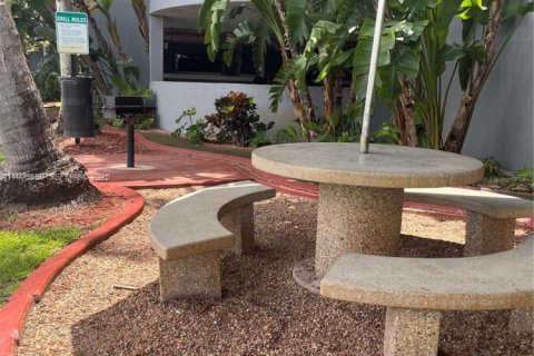 Condo in Miami, Florida, 2 bedrooms № 1983594 - photo 13