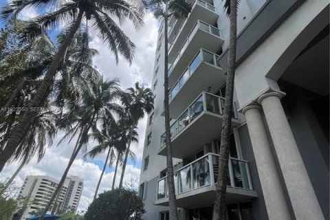 Condo in Miami, Florida, 2 bedrooms № 1983594 - photo 10