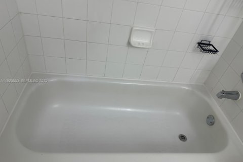 Condo in Miami, Florida, 2 bedrooms № 1983594 - photo 30