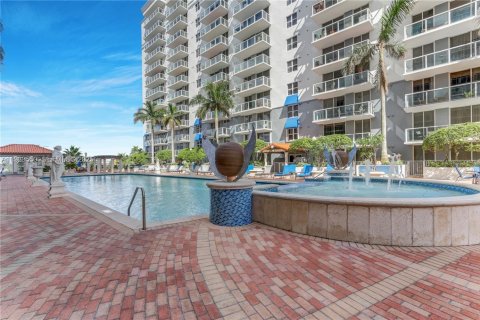 Condo in Miami, Florida, 2 bedrooms № 1983594 - photo 6
