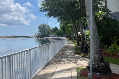 Condo in Miami, Florida, 2 bedrooms № 1983594 - photo 14