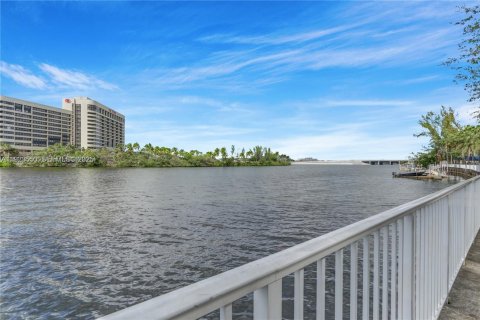 Condo in Miami, Florida, 2 bedrooms № 1983594 - photo 3