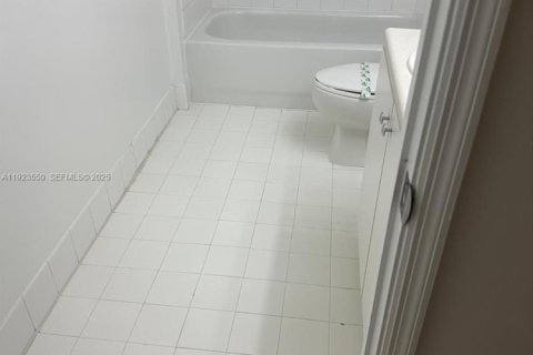 Condo in Miami, Florida, 2 bedrooms № 1983594 - photo 28