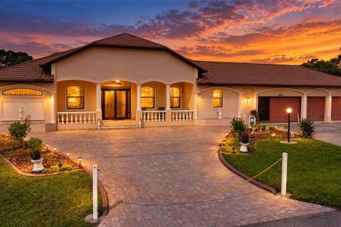 Villa ou maison à Port Charlotte, Floride 4 chambres, 294.41 m2 № 2405621