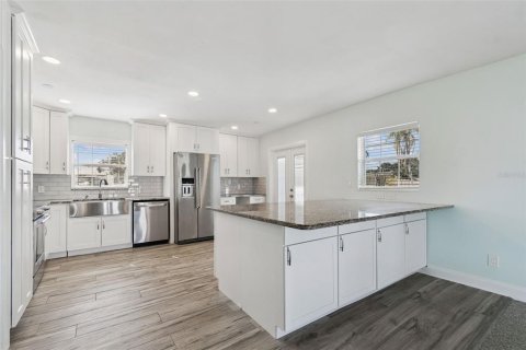 House in Saint Petersburg, Florida 2 bedrooms, 161.19 sq.m. № 2222437 - photo 10