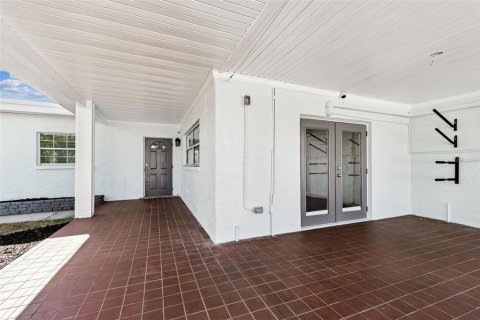 House in Saint Petersburg, Florida 2 bedrooms, 161.19 sq.m. № 2222437 - photo 8