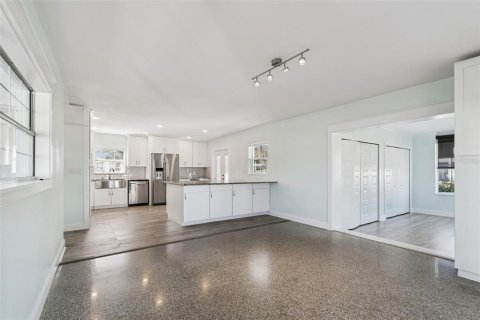 House in Saint Petersburg, Florida 2 bedrooms, 161.19 sq.m. № 2222437 - photo 16