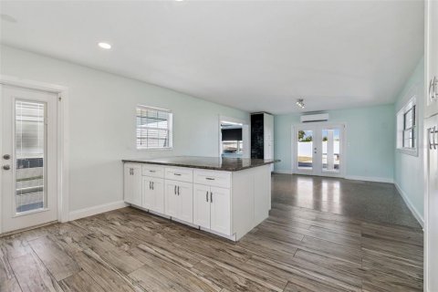 House in Saint Petersburg, Florida 2 bedrooms, 161.19 sq.m. № 2222437 - photo 11