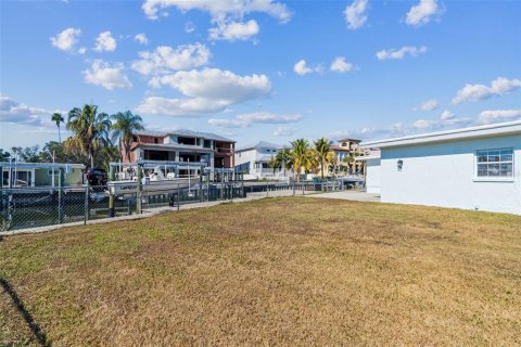 House in Saint Petersburg, Florida 2 bedrooms, 161.19 sq.m. № 2222437 - photo 7