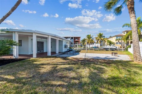 House in Saint Petersburg, Florida 2 bedrooms, 161.19 sq.m. № 2222437 - photo 3