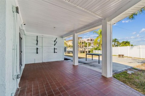 House in Saint Petersburg, Florida 2 bedrooms, 161.19 sq.m. № 2222437 - photo 9