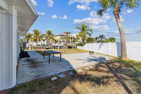 House in Saint Petersburg, Florida 2 bedrooms, 161.19 sq.m. № 2222437 - photo 4