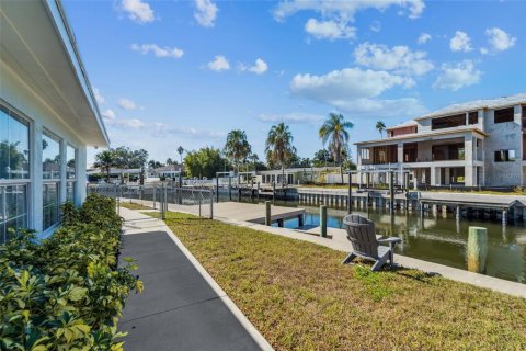 House in Saint Petersburg, Florida 2 bedrooms, 161.19 sq.m. № 2222437 - photo 6