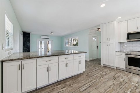 House in Saint Petersburg, Florida 2 bedrooms, 161.19 sq.m. № 2222437 - photo 12